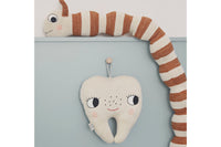 OYOYLivingDesignは、デンマークのデザイナーLotteFynboeによって2012年に設立されました。子供、大人、そして彼らが住む家のためのホームアクセサリーを提供するデンマークで最も優れたブランドになることをポリシーとしています。伝統的なスカンジナビアのデザインに影響を受けた製品は、クラシックで機能的、ユニークなディテールと魅力的なカラーが特徴的です。