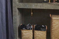 OYOYLivingDesignは、デンマークのデザイナーLotteFynboeによって2012年に設立されました。子供、大人、そして彼らが住む家のためのホームアクセサリーを提供するデンマークで最も優れたブランドになることをポリシーとしています。伝統的なスカンジナビアのデザインに影響を受けた製品は、クラシックで機能的、ユニークなディテールと魅力的なカラーが特徴的です。