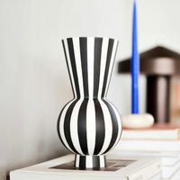 OYOY Living Design(オイオイ リビング デザイン)は、デンマークのデザイナー Lotte Fynboe によって2012年に設立された、北欧らしさに満ちたライフスタイルブランドです。ブランド名の“OYOY”はデンマーク航空機の「OY」コードに由来し、シンプルで機能的、そして温かみのある“デンマークデザイン”の精神を象徴しています。柔らかな色合い、ミニマルで親しみやすいフォルム、そして自然素材へのこだわりがOYOYの大きな魅力。オーガニックコットンのテキスタイルや、ナチュラルな質感を楽しめるホームアクセサリーなど、家全体を心地よく整えるアイテムも豊富です。日々の暮らしに自然と溶け込み、家族と過ごす時間をより豊かにしてくれるOYOYのプロダクト。タイムレスな北欧デザインを求める方に、ぜひ手に取っていただきたいブランドです。