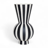 OYOY Living Design(オイオイ リビング デザイン)は、デンマークのデザイナー Lotte Fynboe によって2012年に設立された、北欧らしさに満ちたライフスタイルブランドです。ブランド名の“OYOY”はデンマーク航空機の「OY」コードに由来し、シンプルで機能的、そして温かみのある“デンマークデザイン”の精神を象徴しています。柔らかな色合い、ミニマルで親しみやすいフォルム、そして自然素材へのこだわりがOYOYの大きな魅力。オーガニックコットンのテキスタイルや、ナチュラルな質感を楽しめるホームアクセサリーなど、家全体を心地よく整えるアイテムも豊富です。日々の暮らしに自然と溶け込み、家族と過ごす時間をより豊かにしてくれるOYOYのプロダクト。タイムレスな北欧デザインを求める方に、ぜひ手に取っていただきたいブランドです。