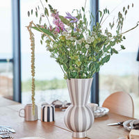 OYOY Living Design(オイオイ リビング デザイン)は、デンマークのデザイナー Lotte Fynboe によって2012年に設立された、北欧らしさに満ちたライフスタイルブランドです。ブランド名の“OYOY”はデンマーク航空機の「OY」コードに由来し、シンプルで機能的、そして温かみのある“デンマークデザイン”の精神を象徴しています。柔らかな色合い、ミニマルで親しみやすいフォルム、そして自然素材へのこだわりがOYOYの大きな魅力。オーガニックコットンのテキスタイルや、ナチュラルな質感を楽しめるホームアクセサリーなど、家全体を心地よく整えるアイテムも豊富です。日々の暮らしに自然と溶け込み、家族と過ごす時間をより豊かにしてくれるOYOYのプロダクト。タイムレスな北欧デザインを求める方に、ぜひ手に取っていただきたいブランドです。