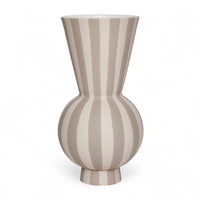 OYOY Living Design(オイオイ リビング デザイン)は、デンマークのデザイナー Lotte Fynboe によって2012年に設立された、北欧らしさに満ちたライフスタイルブランドです。ブランド名の“OYOY”はデンマーク航空機の「OY」コードに由来し、シンプルで機能的、そして温かみのある“デンマークデザイン”の精神を象徴しています。柔らかな色合い、ミニマルで親しみやすいフォルム、そして自然素材へのこだわりがOYOYの大きな魅力。オーガニックコットンのテキスタイルや、ナチュラルな質感を楽しめるホームアクセサリーなど、家全体を心地よく整えるアイテムも豊富です。日々の暮らしに自然と溶け込み、家族と過ごす時間をより豊かにしてくれるOYOYのプロダクト。タイムレスな北欧デザインを求める方に、ぜひ手に取っていただきたいブランドです。