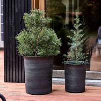 OYOY Living Design(オイオイ リビング デザイン)は、デンマークのデザイナー Lotte Fynboe によって2012年に設立された、北欧らしさに満ちたライフスタイルブランドです。ブランド名の“OYOY”はデンマーク航空機の「OY」コードに由来し、シンプルで機能的、そして温かみのある“デンマークデザイン”の精神を象徴しています。柔らかな色合い、ミニマルで親しみやすいフォルム、そして自然素材へのこだわりがOYOYの大きな魅力。オーガニックコットンのテキスタイルや、ナチュラルな質感を楽しめるホームアクセサリーなど、家全体を心地よく整えるアイテムも豊富です。日々の暮らしに自然と溶け込み、家族と過ごす時間をより豊かにしてくれるOYOYのプロダクト。タイムレスな北欧デザインを求める方に、ぜひ手に取っていただきたいブランドです。
