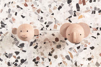 OYOYLivingDesignは、デンマークのデザイナーLotteFynboeによって2012年に設立されました。子供、大人、そして彼らが住む家のためのホームアクセサリーを提供するデンマークで最も優れたブランドになることをポリシーとしています。伝統的なスカンジナビアのデザインに影響を受けた製品は、クラシックで機能的、ユニークなディテールと魅力的なカラーが特徴的です。
