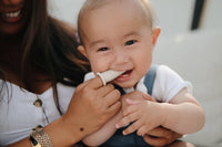 Mushieは2018年アメリカヒューストンでLeviFeigensonによって誕生したブランドです。スカンジナビアンデザインを取り入れたシンプルかつ機能的なデザインとナチュラルな色使いは、アメリカだけではなく、世界中のパパママから好まれるベビー用品の1つとなりました。2018年に1500ドルでスタートしたMushie&co,LLC.は瞬く間に、世界のブランドとして成長を遂げました。今日では、ヒューストンだけでなくスウェーデンにもデザインチームをおき2カ国のチームでmushie製品のデザインしています。