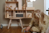 Mushieは2018年アメリカ ヒューストンでLevi Feigensonによって誕生したブランドです。スカンジナビアンデザインを取り入れたシンプルかつ機能的なデザインとナチュラルな色使いは、アメリカだけではなく、世界中のパパママから好まれるベビー用品の1つとなりました。2018年に1500ドルでスタートしたMushie&co,LLC.は瞬く間に、世界のブランドとして成長を遂げました。 今日では、ヒューストンだけでなくスウェーデンにもデザインチームをおき2カ国のチームでmushie製品のデザインしています。