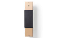 Bang&Olufsenのデザインを手掛けたことでも有名なデンマークを代表するデザイナー、ヤコブ・イェンセンの電話機はシンプルかつ洗練されたデザインで世界各国のデザインアワードを受賞しています。こちらはT-1電話機の後継機タイプとなります。ミニマムデザインを徹底しており、壁掛け・卓上のどちらにも対応していますので、さまざまな用途や場所でお使いいただけます。電源供給は電話回線から行う事が可能です。