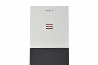 Bang&Olufsenのデザインを手掛けたことでも有名なデンマークを代表するデザイナー、ヤコブ・イェンセンの電話機はシンプルかつ洗練されたデザインで世界各国のデザインアワードを受賞しています。こちらはT-1電話機の後継機タイプとなります。ミニマムデザインを徹底しており、壁掛け・卓上のどちらにも対応していますので、さまざまな用途や場所でお使いいただけます。電源供給は電話回線から行う事が可能です。