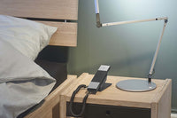 Bang&Olufsenのデザインを手掛けたことでも有名なデンマークを代表するデザイナー、ヤコブ・イェンセンの電話機はシンプルかつ洗練されたデザインで世界各国のデザインアワードを受賞しています。こちらはT-1電話機の後継機タイプとなります。ミニマムデザインを徹底しており、壁掛け・卓上のどちらにも対応していますので、さまざまな用途や場所でお使いいただけます。電源供給は電話回線から行う事が可能です。