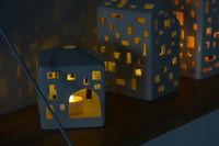 Sirius(シリウス)は、1971年にデンマークで創業した照明とLedキャンドルのブランドです。北欧らしいミニマルで洗練されたデザインに、心地よさと温もりを感じさせる光を組み合わせた製品で、ヨーロッパを中心に多くの家庭やホテルで愛用されています。SiriusのLedキャンドルは、本物の炎のように揺らめくリアルな灯りと、安全性・長寿命を両立。火を使わないため小さなお子様やペットのいる空間でも安心して使用でき、電池式や充電式、リモコン操作可能なタイプまで幅広く揃っています。ガラスや金属、陶器など多様な素材とカラー展開で、リビング、ベッドルーム、アウトドアなど様々な空間に馴染みます。シーズンごとのデコレーションや日常のインテリアアクセントとしても活躍し、暮らしにやさしく上質な光を添えるSiriusは、北欧の豊かな灯り文化を現代に受け継ぐブランドです。