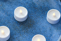 Sirius(シリウス)は、1971年にデンマークで創業した照明とLedキャンドルのブランドです。北欧らしいミニマルで洗練されたデザインに、心地よさと温もりを感じさせる光を組み合わせた製品で、ヨーロッパを中心に多くの家庭やホテルで愛用されています。SiriusのLedキャンドルは、本物の炎のように揺らめくリアルな灯りと、安全性・長寿命を両立。火を使わないため小さなお子様やペットのいる空間でも安心して使用でき、電池式や充電式、リモコン操作可能なタイプまで幅広く揃っています。ガラスや金属、陶器など多様な素材とカラー展開で、リビング、ベッドルーム、アウトドアなど様々な空間に馴染みます。シーズンごとのデコレーションや日常のインテリアアクセントとしても活躍し、暮らしにやさしく上質な光を添えるSiriusは、北欧の豊かな灯り文化を現代に受け継ぐブランドです。