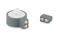 Sirius(シリウス)は、1971年にデンマークで創業した照明とLedキャンドルのブランドです。北欧らしいミニマルで洗練されたデザインに、心地よさと温もりを感じさせる光を組み合わせた製品で、ヨーロッパを中心に多くの家庭やホテルで愛用されています。SiriusのLedキャンドルは、本物の炎のように揺らめくリアルな灯りと、安全性・長寿命を両立。火を使わないため小さなお子様やペットのいる空間でも安心して使用でき、電池式や充電式、リモコン操作可能なタイプまで幅広く揃っています。ガラスや金属、陶器など多様な素材とカラー展開で、リビング、ベッドルーム、アウトドアなど様々な空間に馴染みます。シーズンごとのデコレーションや日常のインテリアアクセントとしても活躍し、暮らしにやさしく上質な光を添えるSiriusは、北欧の豊かな灯り文化を現代に受け継ぐブランドです。