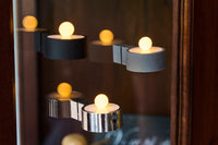 Sirius(シリウス)は、1971年にデンマークで創業した照明とLedキャンドルのブランドです。北欧らしいミニマルで洗練されたデザインに、心地よさと温もりを感じさせる光を組み合わせた製品で、ヨーロッパを中心に多くの家庭やホテルで愛用されています。SiriusのLedキャンドルは、本物の炎のように揺らめくリアルな灯りと、安全性・長寿命を両立。火を使わないため小さなお子様やペットのいる空間でも安心して使用でき、電池式や充電式、リモコン操作可能なタイプまで幅広く揃っています。ガラスや金属、陶器など多様な素材とカラー展開で、リビング、ベッドルーム、アウトドアなど様々な空間に馴染みます。シーズンごとのデコレーションや日常のインテリアアクセントとしても活躍し、暮らしにやさしく上質な光を添えるSiriusは、北欧の豊かな灯り文化を現代に受け継ぐブランドです。