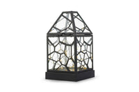 Sirius(シリウス)は、1971年にデンマークで創業した照明とLedキャンドルのブランドです。北欧らしいミニマルで洗練されたデザインに、心地よさと温もりを感じさせる光を組み合わせた製品で、ヨーロッパを中心に多くの家庭やホテルで愛用されています。SiriusのLedキャンドルは、本物の炎のように揺らめくリアルな灯りと、安全性・長寿命を両立。火を使わないため小さなお子様やペットのいる空間でも安心して使用でき、電池式や充電式、リモコン操作可能なタイプまで幅広く揃っています。ガラスや金属、陶器など多様な素材とカラー展開で、リビング、ベッドルーム、アウトドアなど様々な空間に馴染みます。シーズンごとのデコレーションや日常のインテリアアクセントとしても活躍し、暮らしにやさしく上質な光を添えるSiriusは、北欧の豊かな灯り文化を現代に受け継ぐブランドです。