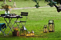 Sirius(シリウス)は、1971年にデンマークで創業した照明とLedキャンドルのブランドです。北欧らしいミニマルで洗練されたデザインに、心地よさと温もりを感じさせる光を組み合わせた製品で、ヨーロッパを中心に多くの家庭やホテルで愛用されています。SiriusのLedキャンドルは、本物の炎のように揺らめくリアルな灯りと、安全性・長寿命を両立。火を使わないため小さなお子様やペットのいる空間でも安心して使用でき、電池式や充電式、リモコン操作可能なタイプまで幅広く揃っています。ガラスや金属、陶器など多様な素材とカラー展開で、リビング、ベッドルーム、アウトドアなど様々な空間に馴染みます。シーズンごとのデコレーションや日常のインテリアアクセントとしても活躍し、暮らしにやさしく上質な光を添えるSiriusは、北欧の豊かな灯り文化を現代に受け継ぐブランドです。