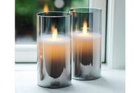 Sirius(シリウス)は、1971年にデンマークで創業した照明とLedキャンドルのブランドです。北欧らしいミニマルで洗練されたデザインに、心地よさと温もりを感じさせる光を組み合わせた製品で、ヨーロッパを中心に多くの家庭やホテルで愛用されています。SiriusのLedキャンドルは、本物の炎のように揺らめくリアルな灯りと、安全性・長寿命を両立。火を使わないため小さなお子様やペットのいる空間でも安心して使用でき、電池式や充電式、リモコン操作可能なタイプまで幅広く揃っています。ガラスや金属、陶器など多様な素材とカラー展開で、リビング、ベッドルーム、アウトドアなど様々な空間に馴染みます。シーズンごとのデコレーションや日常のインテリアアクセントとしても活躍し、暮らしにやさしく上質な光を添えるSiriusは、北欧の豊かな灯り文化を現代に受け継ぐブランドです。