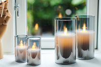 Sirius(シリウス)は、1971年にデンマークで創業した照明とLedキャンドルのブランドです。北欧らしいミニマルで洗練されたデザインに、心地よさと温もりを感じさせる光を組み合わせた製品で、ヨーロッパを中心に多くの家庭やホテルで愛用されています。SiriusのLedキャンドルは、本物の炎のように揺らめくリアルな灯りと、安全性・長寿命を両立。火を使わないため小さなお子様やペットのいる空間でも安心して使用でき、電池式や充電式、リモコン操作可能なタイプまで幅広く揃っています。ガラスや金属、陶器など多様な素材とカラー展開で、リビング、ベッドルーム、アウトドアなど様々な空間に馴染みます。シーズンごとのデコレーションや日常のインテリアアクセントとしても活躍し、暮らしにやさしく上質な光を添えるSiriusは、北欧の豊かな灯り文化を現代に受け継ぐブランドです。