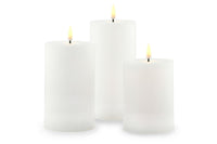 Sirius(シリウス)は、1971年にデンマークで創業した照明とLedキャンドルのブランドです。北欧らしいミニマルで洗練されたデザインに、心地よさと温もりを感じさせる光を組み合わせた製品で、ヨーロッパを中心に多くの家庭やホテルで愛用されています。SiriusのLedキャンドルは、本物の炎のように揺らめくリアルな灯りと、安全性・長寿命を両立。火を使わないため小さなお子様やペットのいる空間でも安心して使用でき、電池式や充電式、リモコン操作可能なタイプまで幅広く揃っています。ガラスや金属、陶器など多様な素材とカラー展開で、リビング、ベッドルーム、アウトドアなど様々な空間に馴染みます。シーズンごとのデコレーションや日常のインテリアアクセントとしても活躍し、暮らしにやさしく上質な光を添えるSiriusは、北欧の豊かな灯り文化を現代に受け継ぐブランドです。