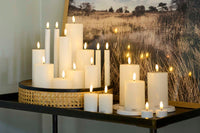 Sirius(シリウス)は、1971年にデンマークで創業した照明とLedキャンドルのブランドです。北欧らしいミニマルで洗練されたデザインに、心地よさと温もりを感じさせる光を組み合わせた製品で、ヨーロッパを中心に多くの家庭やホテルで愛用されています。SiriusのLedキャンドルは、本物の炎のように揺らめくリアルな灯りと、安全性・長寿命を両立。火を使わないため小さなお子様やペットのいる空間でも安心して使用でき、電池式や充電式、リモコン操作可能なタイプまで幅広く揃っています。ガラスや金属、陶器など多様な素材とカラー展開で、リビング、ベッドルーム、アウトドアなど様々な空間に馴染みます。シーズンごとのデコレーションや日常のインテリアアクセントとしても活躍し、暮らしにやさしく上質な光を添えるSiriusは、北欧の豊かな灯り文化を現代に受け継ぐブランドです。