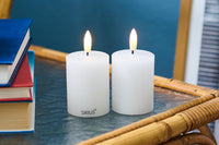 Sirius(シリウス)は、1971年にデンマークで創業した照明とLedキャンドルのブランドです。北欧らしいミニマルで洗練されたデザインに、心地よさと温もりを感じさせる光を組み合わせた製品で、ヨーロッパを中心に多くの家庭やホテルで愛用されています。SiriusのLedキャンドルは、本物の炎のように揺らめくリアルな灯りと、安全性・長寿命を両立。火を使わないため小さなお子様やペットのいる空間でも安心して使用でき、電池式や充電式、リモコン操作可能なタイプまで幅広く揃っています。ガラスや金属、陶器など多様な素材とカラー展開で、リビング、ベッドルーム、アウトドアなど様々な空間に馴染みます。シーズンごとのデコレーションや日常のインテリアアクセントとしても活躍し、暮らしにやさしく上質な光を添えるSiriusは、北欧の豊かな灯り文化を現代に受け継ぐブランドです。