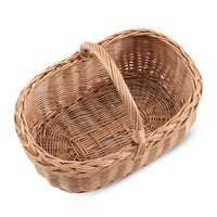 北欧諸国や近隣のヨーロッパにはこういった天然素材のバスケットを作っている職人が多く存在しています。彼らは自身で森から素材を伐採し加工し作品を編み上げるのが一般的です。主に小さなお店を営んでいる方が多く、彼ら一人一人作品にも個性があります。こちらはスウェーデンの職人が一つ一つ手作りで編んだバスケットです。個々にばらつきがあるのも同じものがないハンドメイドの魅力です。ヤナギなど良質な天然の素材を使ったバスケットは年月と共に味わい深くなっていきますので使い込むのが楽しみなお品です。