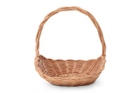 北欧諸国や近隣のヨーロッパにはこういった天然素材のバスケットを作っている職人が多く存在しています。彼らは自身で森から素材を伐採し加工し作品を編み上げるのが一般的です。主に小さなお店を営んでいる方が多く、彼ら一人一人作品にも個性があります。こちらはスウェーデンの職人が一つ一つ手作りで編んだバスケットです。個々にばらつきがあるのも同じものがないハンドメイドの魅力です。ヤナギなど良質な天然の素材を使ったバスケットは年月と共に味わい深くなっていきますので使い込むのが楽しみなお品です。