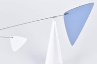 Volta Mobiles(ヴォルタ・モビール)は、2015年にフランス・パリで誕生したアートモビール専門ブランドです。ミッドセンチュリーの芸術や建築からインスピレーションを受けたデザインは、シンプルでありながら空間に躍動感と詩的な美しさをもたらします。ブランド創設後、アトリエはスペイン・バルセロナへと移り、すべての製品が職人の手作業で製造されています。熟練した職人の手によりひとつひとつ丁寧に組み立てられ、軽量なアルミニウムやスチールなどの高品質素材を使用。カラーリングも美しく、リビングや寝室、子供部屋、オフィスなど、幅広いインテリアに調和します。アートとしての価値と機能美を兼ね備えたVoltaのモビールは、北欧インテリアやナチュラルモダンを好む方におすすめのデザイン雑貨です。おしゃれな空間演出やギフトにも最適な逸品で、おしゃれなインテリア雑貨として、また贈り物や新築祝いにも人気の高いプロダクトです。