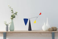 Volta Mobiles(ヴォルタ・モビール)は、2015年にフランス・パリで誕生したアートモビール専門ブランドです。ミッドセンチュリーの芸術や建築からインスピレーションを受けたデザインは、シンプルでありながら空間に躍動感と詩的な美しさをもたらします。ブランド創設後、アトリエはスペイン・バルセロナへと移り、すべての製品が職人の手作業で製造されています。熟練した職人の手によりひとつひとつ丁寧に組み立てられ、軽量なアルミニウムやスチールなどの高品質素材を使用。カラーリングも美しく、リビングや寝室、子供部屋、オフィスなど、幅広いインテリアに調和します。アートとしての価値と機能美を兼ね備えたVoltaのモビールは、北欧インテリアやナチュラルモダンを好む方におすすめのデザイン雑貨です。おしゃれな空間演出やギフトにも最適な逸品で、おしゃれなインテリア雑貨として、また贈り物や新築祝いにも人気の高いプロダクトです。