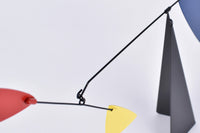 Volta Mobiles(ヴォルタ・モビール)は、2015年にフランス・パリで誕生したアートモビール専門ブランドです。ミッドセンチュリーの芸術や建築からインスピレーションを受けたデザインは、シンプルでありながら空間に躍動感と詩的な美しさをもたらします。ブランド創設後、アトリエはスペイン・バルセロナへと移り、すべての製品が職人の手作業で製造されています。熟練した職人の手によりひとつひとつ丁寧に組み立てられ、軽量なアルミニウムやスチールなどの高品質素材を使用。カラーリングも美しく、リビングや寝室、子供部屋、オフィスなど、幅広いインテリアに調和します。アートとしての価値と機能美を兼ね備えたVoltaのモビールは、北欧インテリアやナチュラルモダンを好む方におすすめのデザイン雑貨です。おしゃれな空間演出やギフトにも最適な逸品で、おしゃれなインテリア雑貨として、また贈り物や新築祝いにも人気の高いプロダクトです。