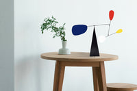 Volta Mobiles(ヴォルタ・モビール)は、2015年にフランス・パリで誕生したアートモビール専門ブランドです。ミッドセンチュリーの芸術や建築からインスピレーションを受けたデザインは、シンプルでありながら空間に躍動感と詩的な美しさをもたらします。ブランド創設後、アトリエはスペイン・バルセロナへと移り、すべての製品が職人の手作業で製造されています。熟練した職人の手によりひとつひとつ丁寧に組み立てられ、軽量なアルミニウムやスチールなどの高品質素材を使用。カラーリングも美しく、リビングや寝室、子供部屋、オフィスなど、幅広いインテリアに調和します。アートとしての価値と機能美を兼ね備えたVoltaのモビールは、北欧インテリアやナチュラルモダンを好む方におすすめのデザイン雑貨です。おしゃれな空間演出やギフトにも最適な逸品で、おしゃれなインテリア雑貨として、また贈り物や新築祝いにも人気の高いプロダクトです。