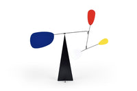 Volta Mobiles(ヴォルタ・モビール)は、2015年にフランス・パリで誕生したアートモビール専門ブランドです。ミッドセンチュリーの芸術や建築からインスピレーションを受けたデザインは、シンプルでありながら空間に躍動感と詩的な美しさをもたらします。ブランド創設後、アトリエはスペイン・バルセロナへと移り、すべての製品が職人の手作業で製造されています。熟練した職人の手によりひとつひとつ丁寧に組み立てられ、軽量なアルミニウムやスチールなどの高品質素材を使用。カラーリングも美しく、リビングや寝室、子供部屋、オフィスなど、幅広いインテリアに調和します。アートとしての価値と機能美を兼ね備えたVoltaのモビールは、北欧インテリアやナチュラルモダンを好む方におすすめのデザイン雑貨です。おしゃれな空間演出やギフトにも最適な逸品で、おしゃれなインテリア雑貨として、また贈り物や新築祝いにも人気の高いプロダクトです。