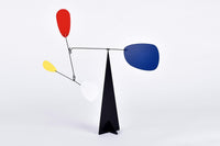 Volta Mobiles(ヴォルタ・モビール)は、2015年にフランス・パリで誕生したアートモビール専門ブランドです。ミッドセンチュリーの芸術や建築からインスピレーションを受けたデザインは、シンプルでありながら空間に躍動感と詩的な美しさをもたらします。ブランド創設後、アトリエはスペイン・バルセロナへと移り、すべての製品が職人の手作業で製造されています。熟練した職人の手によりひとつひとつ丁寧に組み立てられ、軽量なアルミニウムやスチールなどの高品質素材を使用。カラーリングも美しく、リビングや寝室、子供部屋、オフィスなど、幅広いインテリアに調和します。アートとしての価値と機能美を兼ね備えたVoltaのモビールは、北欧インテリアやナチュラルモダンを好む方におすすめのデザイン雑貨です。おしゃれな空間演出やギフトにも最適な逸品で、おしゃれなインテリア雑貨として、また贈り物や新築祝いにも人気の高いプロダクトです。