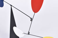 Volta Mobiles(ヴォルタ・モビール)は、2015年にフランス・パリで誕生したアートモビール専門ブランドです。ミッドセンチュリーの芸術や建築からインスピレーションを受けたデザインは、シンプルでありながら空間に躍動感と詩的な美しさをもたらします。ブランド創設後、アトリエはスペイン・バルセロナへと移り、すべての製品が職人の手作業で製造されています。熟練した職人の手によりひとつひとつ丁寧に組み立てられ、軽量なアルミニウムやスチールなどの高品質素材を使用。カラーリングも美しく、リビングや寝室、子供部屋、オフィスなど、幅広いインテリアに調和します。アートとしての価値と機能美を兼ね備えたVoltaのモビールは、北欧インテリアやナチュラルモダンを好む方におすすめのデザイン雑貨です。おしゃれな空間演出やギフトにも最適な逸品で、おしゃれなインテリア雑貨として、また贈り物や新築祝いにも人気の高いプロダクトです。