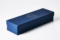 Volta Mobiles(ヴォルタ・モビール)は、2015年にフランス・パリで誕生したアートモビール専門ブランドです。ミッドセンチュリーの芸術や建築からインスピレーションを受けたデザインは、シンプルでありながら空間に躍動感と詩的な美しさをもたらします。ブランド創設後、アトリエはスペイン・バルセロナへと移り、すべての製品が職人の手作業で製造されています。熟練した職人の手によりひとつひとつ丁寧に組み立てられ、軽量なアルミニウムやスチールなどの高品質素材を使用。カラーリングも美しく、リビングや寝室、子供部屋、オフィスなど、幅広いインテリアに調和します。アートとしての価値と機能美を兼ね備えたVoltaのモビールは、北欧インテリアやナチュラルモダンを好む方におすすめのデザイン雑貨です。おしゃれな空間演出やギフトにも最適な逸品で、おしゃれなインテリア雑貨として、また贈り物や新築祝いにも人気の高いプロダクトです。