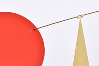 Volta Mobiles(ヴォルタ・モビール)は、2015年にフランス・パリで誕生したアートモビール専門ブランドです。ミッドセンチュリーの芸術や建築からインスピレーションを受けたデザインは、シンプルでありながら空間に躍動感と詩的な美しさをもたらします。ブランド創設後、アトリエはスペイン・バルセロナへと移り、すべての製品が職人の手作業で製造されています。熟練した職人の手によりひとつひとつ丁寧に組み立てられ、軽量なアルミニウムやスチールなどの高品質素材を使用。カラーリングも美しく、リビングや寝室、子供部屋、オフィスなど、幅広いインテリアに調和します。アートとしての価値と機能美を兼ね備えたVoltaのモビールは、北欧インテリアやナチュラルモダンを好む方におすすめのデザイン雑貨です。おしゃれな空間演出やギフトにも最適な逸品で、おしゃれなインテリア雑貨として、また贈り物や新築祝いにも人気の高いプロダクトです。