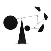 Volta Mobiles(ヴォルタ・モビール)は、2015年にフランス・パリで誕生したアートモビール専門ブランドです。ミッドセンチュリーの芸術や建築からインスピレーションを受けたデザインは、シンプルでありながら空間に躍動感と詩的な美しさをもたらします。ブランド創設後、アトリエはスペイン・バルセロナへと移り、すべての製品が職人の手作業で製造されています。熟練した職人の手によりひとつひとつ丁寧に組み立てられ、軽量なアルミニウムやスチールなどの高品質素材を使用。カラーリングも美しく、リビングや寝室、子供部屋、オフィスなど、幅広いインテリアに調和します。アートとしての価値と機能美を兼ね備えたVoltaのモビールは、北欧インテリアやナチュラルモダンを好む方におすすめのデザイン雑貨です。おしゃれな空間演出やギフトにも最適な逸品で、おしゃれなインテリア雑貨として、また贈り物や新築祝いにも人気の高いプロダクトです。