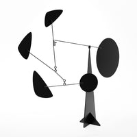 Volta Mobiles(ヴォルタ・モビール)は、2015年にフランス・パリで誕生したアートモビール専門ブランドです。ミッドセンチュリーの芸術や建築からインスピレーションを受けたデザインは、シンプルでありながら空間に躍動感と詩的な美しさをもたらします。ブランド創設後、アトリエはスペイン・バルセロナへと移り、すべての製品が職人の手作業で製造されています。熟練した職人の手によりひとつひとつ丁寧に組み立てられ、軽量なアルミニウムやスチールなどの高品質素材を使用。カラーリングも美しく、リビングや寝室、子供部屋、オフィスなど、幅広いインテリアに調和します。アートとしての価値と機能美を兼ね備えたVoltaのモビールは、北欧インテリアやナチュラルモダンを好む方におすすめのデザイン雑貨です。おしゃれな空間演出やギフトにも最適な逸品で、おしゃれなインテリア雑貨として、また贈り物や新築祝いにも人気の高いプロダクトです。