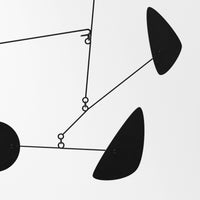 Volta Mobiles(ヴォルタ・モビール)は、2015年にフランス・パリで誕生したアートモビール専門ブランドです。ミッドセンチュリーの芸術や建築からインスピレーションを受けたデザインは、シンプルでありながら空間に躍動感と詩的な美しさをもたらします。ブランド創設後、アトリエはスペイン・バルセロナへと移り、すべての製品が職人の手作業で製造されています。熟練した職人の手によりひとつひとつ丁寧に組み立てられ、軽量なアルミニウムやスチールなどの高品質素材を使用。カラーリングも美しく、リビングや寝室、子供部屋、オフィスなど、幅広いインテリアに調和します。アートとしての価値と機能美を兼ね備えたVoltaのモビールは、北欧インテリアやナチュラルモダンを好む方におすすめのデザイン雑貨です。おしゃれな空間演出やギフトにも最適な逸品で、おしゃれなインテリア雑貨として、また贈り物や新築祝いにも人気の高いプロダクトです。