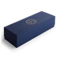 Volta Mobiles(ヴォルタ・モビール)は、2015年にフランス・パリで誕生したアートモビール専門ブランドです。ミッドセンチュリーの芸術や建築からインスピレーションを受けたデザインは、シンプルでありながら空間に躍動感と詩的な美しさをもたらします。ブランド創設後、アトリエはスペイン・バルセロナへと移り、すべての製品が職人の手作業で製造されています。熟練した職人の手によりひとつひとつ丁寧に組み立てられ、軽量なアルミニウムやスチールなどの高品質素材を使用。カラーリングも美しく、リビングや寝室、子供部屋、オフィスなど、幅広いインテリアに調和します。アートとしての価値と機能美を兼ね備えたVoltaのモビールは、北欧インテリアやナチュラルモダンを好む方におすすめのデザイン雑貨です。おしゃれな空間演出やギフトにも最適な逸品で、おしゃれなインテリア雑貨として、また贈り物や新築祝いにも人気の高いプロダクトです。