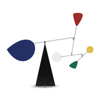 Volta Mobiles(ヴォルタ・モビール)は、2015年にフランス・パリで誕生したアートモビール専門ブランドです。ミッドセンチュリーの芸術や建築からインスピレーションを受けたデザインは、シンプルでありながら空間に躍動感と詩的な美しさをもたらします。ブランド創設後、アトリエはスペイン・バルセロナへと移り、すべての製品が職人の手作業で製造されています。熟練した職人の手によりひとつひとつ丁寧に組み立てられ、軽量なアルミニウムやスチールなどの高品質素材を使用。カラーリングも美しく、リビングや寝室、子供部屋、オフィスなど、幅広いインテリアに調和します。アートとしての価値と機能美を兼ね備えたVoltaのモビールは、北欧インテリアやナチュラルモダンを好む方におすすめのデザイン雑貨です。おしゃれな空間演出やギフトにも最適な逸品で、おしゃれなインテリア雑貨として、また贈り物や新築祝いにも人気の高いプロダクトです。