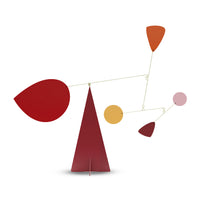 Volta Mobiles(ヴォルタ・モビール)は、2015年にフランス・パリで誕生したアートモビール専門ブランドです。ミッドセンチュリーの芸術や建築からインスピレーションを受けたデザインは、シンプルでありながら空間に躍動感と詩的な美しさをもたらします。ブランド創設後、アトリエはスペイン・バルセロナへと移り、すべての製品が職人の手作業で製造されています。熟練した職人の手によりひとつひとつ丁寧に組み立てられ、軽量なアルミニウムやスチールなどの高品質素材を使用。カラーリングも美しく、リビングや寝室、子供部屋、オフィスなど、幅広いインテリアに調和します。アートとしての価値と機能美を兼ね備えたVoltaのモビールは、北欧インテリアやナチュラルモダンを好む方におすすめのデザイン雑貨です。おしゃれな空間演出やギフトにも最適な逸品で、おしゃれなインテリア雑貨として、また贈り物や新築祝いにも人気の高いプロダクトです。
