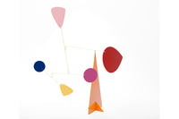 Volta Mobiles(ヴォルタ・モビール)は、2015年にフランス・パリで誕生したアートモビール専門ブランドです。ミッドセンチュリーの芸術や建築からインスピレーションを受けたデザインは、シンプルでありながら空間に躍動感と詩的な美しさをもたらします。ブランド創設後、アトリエはスペイン・バルセロナへと移り、すべての製品が職人の手作業で製造されています。熟練した職人の手によりひとつひとつ丁寧に組み立てられ、軽量なアルミニウムやスチールなどの高品質素材を使用。カラーリングも美しく、リビングや寝室、子供部屋、オフィスなど、幅広いインテリアに調和します。アートとしての価値と機能美を兼ね備えたVoltaのモビールは、北欧インテリアやナチュラルモダンを好む方におすすめのデザイン雑貨です。おしゃれな空間演出やギフトにも最適な逸品で、おしゃれなインテリア雑貨として、また贈り物や新築祝いにも人気の高いプロダクトです。