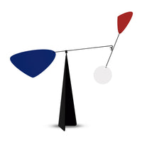Volta Mobiles(ヴォルタ・モビール)は、2015年にフランス・パリで誕生したアートモビール専門ブランドです。ミッドセンチュリーの芸術や建築からインスピレーションを受けたデザインは、シンプルでありながら空間に躍動感と詩的な美しさをもたらします。ブランド創設後、アトリエはスペイン・バルセロナへと移り、すべての製品が職人の手作業で製造されています。熟練した職人の手によりひとつひとつ丁寧に組み立てられ、軽量なアルミニウムやスチールなどの高品質素材を使用。カラーリングも美しく、リビングや寝室、子供部屋、オフィスなど、幅広いインテリアに調和します。アートとしての価値と機能美を兼ね備えたVoltaのモビールは、北欧インテリアやナチュラルモダンを好む方におすすめのデザイン雑貨です。おしゃれな空間演出やギフトにも最適な逸品で、おしゃれなインテリア雑貨として、また贈り物や新築祝いにも人気の高いプロダクトです。