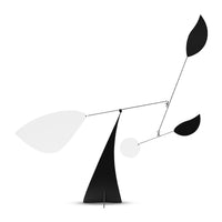 Volta Mobiles(ヴォルタ・モビール)は、2015年にフランス・パリで誕生したアートモビール専門ブランドです。ミッドセンチュリーの芸術や建築からインスピレーションを受けたデザインは、シンプルでありながら空間に躍動感と詩的な美しさをもたらします。ブランド創設後、アトリエはスペイン・バルセロナへと移り、すべての製品が職人の手作業で製造されています。熟練した職人の手によりひとつひとつ丁寧に組み立てられ、軽量なアルミニウムやスチールなどの高品質素材を使用。カラーリングも美しく、リビングや寝室、子供部屋、オフィスなど、幅広いインテリアに調和します。アートとしての価値と機能美を兼ね備えたVoltaのモビールは、北欧インテリアやナチュラルモダンを好む方におすすめのデザイン雑貨です。おしゃれな空間演出やギフトにも最適な逸品で、おしゃれなインテリア雑貨として、また贈り物や新築祝いにも人気の高いプロダクトです。