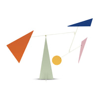 Volta Mobiles(ヴォルタ・モビール)は、2015年にフランス・パリで誕生したアートモビール専門ブランドです。ミッドセンチュリーの芸術や建築からインスピレーションを受けたデザインは、シンプルでありながら空間に躍動感と詩的な美しさをもたらします。ブランド創設後、アトリエはスペイン・バルセロナへと移り、すべての製品が職人の手作業で製造されています。熟練した職人の手によりひとつひとつ丁寧に組み立てられ、軽量なアルミニウムやスチールなどの高品質素材を使用。カラーリングも美しく、リビングや寝室、子供部屋、オフィスなど、幅広いインテリアに調和します。アートとしての価値と機能美を兼ね備えたVoltaのモビールは、北欧インテリアやナチュラルモダンを好む方におすすめのデザイン雑貨です。おしゃれな空間演出やギフトにも最適な逸品で、おしゃれなインテリア雑貨として、また贈り物や新築祝いにも人気の高いプロダクトです。