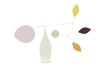 Volta Mobiles(ヴォルタ・モビール)は、2015年にフランス・パリで誕生したアートモビール専門ブランドです。ミッドセンチュリーの芸術や建築からインスピレーションを受けたデザインは、シンプルでありながら空間に躍動感と詩的な美しさをもたらします。ブランド創設後、アトリエはスペイン・バルセロナへと移り、すべての製品が職人の手作業で製造されています。熟練した職人の手によりひとつひとつ丁寧に組み立てられ、軽量なアルミニウムやスチールなどの高品質素材を使用。カラーリングも美しく、リビングや寝室、子供部屋、オフィスなど、幅広いインテリアに調和します。アートとしての価値と機能美を兼ね備えたVoltaのモビールは、北欧インテリアやナチュラルモダンを好む方におすすめのデザイン雑貨です。おしゃれな空間演出やギフトにも最適な逸品で、おしゃれなインテリア雑貨として、また贈り物や新築祝いにも人気の高いプロダクトです。