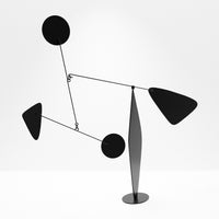 Volta Mobiles(ヴォルタ・モビール)は、2015年にフランス・パリで誕生したアートモビール専門ブランドです。ミッドセンチュリーの芸術や建築からインスピレーションを受けたデザインは、シンプルでありながら空間に躍動感と詩的な美しさをもたらします。ブランド創設後、アトリエはスペイン・バルセロナへと移り、すべての製品が職人の手作業で製造されています。熟練した職人の手によりひとつひとつ丁寧に組み立てられ、軽量なアルミニウムやスチールなどの高品質素材を使用。カラーリングも美しく、リビングや寝室、子供部屋、オフィスなど、幅広いインテリアに調和します。アートとしての価値と機能美を兼ね備えたVoltaのモビールは、北欧インテリアやナチュラルモダンを好む方におすすめのデザイン雑貨です。おしゃれな空間演出やギフトにも最適な逸品で、おしゃれなインテリア雑貨として、また贈り物や新築祝いにも人気の高いプロダクトです。
