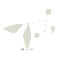 Volta Mobiles(ヴォルタ・モビール)は、2015年にフランス・パリで誕生したアートモビール専門ブランドです。ミッドセンチュリーの芸術や建築からインスピレーションを受けたデザインは、シンプルでありながら空間に躍動感と詩的な美しさをもたらします。ブランド創設後、アトリエはスペイン・バルセロナへと移り、すべての製品が職人の手作業で製造されています。熟練した職人の手によりひとつひとつ丁寧に組み立てられ、軽量なアルミニウムやスチールなどの高品質素材を使用。カラーリングも美しく、リビングや寝室、子供部屋、オフィスなど、幅広いインテリアに調和します。アートとしての価値と機能美を兼ね備えたVoltaのモビールは、北欧インテリアやナチュラルモダンを好む方におすすめのデザイン雑貨です。おしゃれな空間演出やギフトにも最適な逸品で、おしゃれなインテリア雑貨として、また贈り物や新築祝いにも人気の高いプロダクトです。