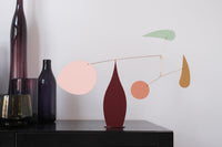 Volta Mobiles(ヴォルタ・モビール)は、2015年にフランス・パリで誕生したアートモビール専門ブランドです。ミッドセンチュリーの芸術や建築からインスピレーションを受けたデザインは、シンプルでありながら空間に躍動感と詩的な美しさをもたらします。ブランド創設後、アトリエはスペイン・バルセロナへと移り、すべての製品が職人の手作業で製造されています。熟練した職人の手によりひとつひとつ丁寧に組み立てられ、軽量なアルミニウムやスチールなどの高品質素材を使用。カラーリングも美しく、リビングや寝室、子供部屋、オフィスなど、幅広いインテリアに調和します。アートとしての価値と機能美を兼ね備えたVoltaのモビールは、北欧インテリアやナチュラルモダンを好む方におすすめのデザイン雑貨です。おしゃれな空間演出やギフトにも最適な逸品で、おしゃれなインテリア雑貨として、また贈り物や新築祝いにも人気の高いプロダクトです。