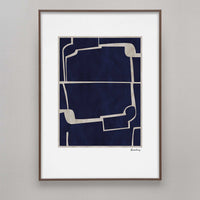 Alium(アリウム)は、デンマーク・コペンハーゲン発のアートとインテリアの融合を目指すポスターブランドかつギャラリーです。2010年代半ばにThe Poster Club創業者トーマスニッセン氏らによって設立され、歴史あるフレデリクスベルク市庁舎横の建物を拠点に、限定アート作品とオブジェを展示・販売しています。カラーや構図にこだわったポスターは、北欧的なスローライフや自然美を背景としつつ、無機質でミニマルな空間にも調和します。クラフトマンシップとデザイン性を重視し、アーティストとの協働によるオリジナリティ溢れる作品を通じて、「暮らしを美と創造性で豊かにする」姿勢を訴求しています。ギャラリーでは巡回展やアートイベントを定期開催し、既成のインテリア領域に留まらない文化的な体験の場を提供。ポスターという商材を媒介にしながらも、生活空間とアート空間の垣根を解き、個々の感性に触発を与えることをミッションとしています。